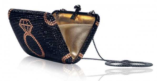Сумка-клатч, украшенная кристаллами Swarovski