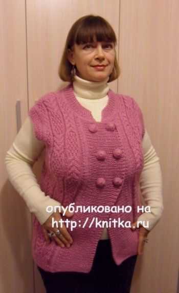 Вязаная спицами женская жилетка. Работа Светланы Шевченко