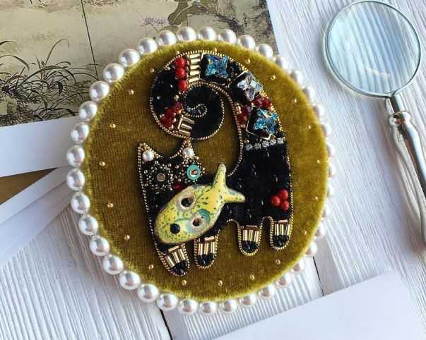 Бархатная кошечка из бисера