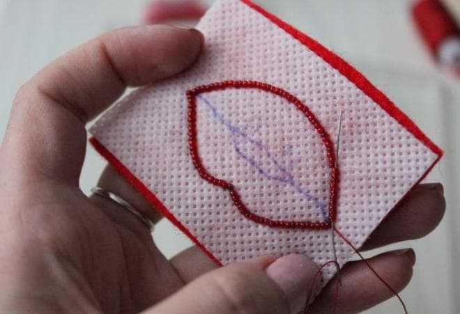 Прошейте контур второй раз, пропуская иглу через все бусины сразу.
